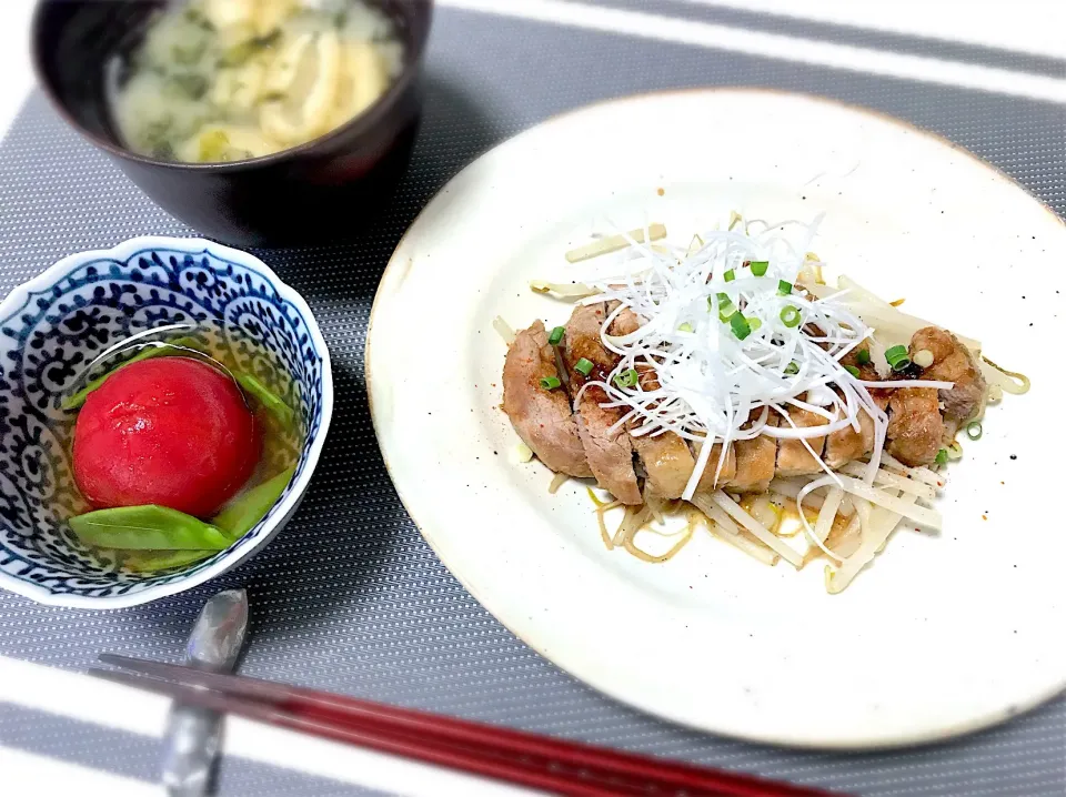 トマトの出汁浸し、豚肉の味噌漬け焼き、玉ねぎのお味噌汁。|yukiさん