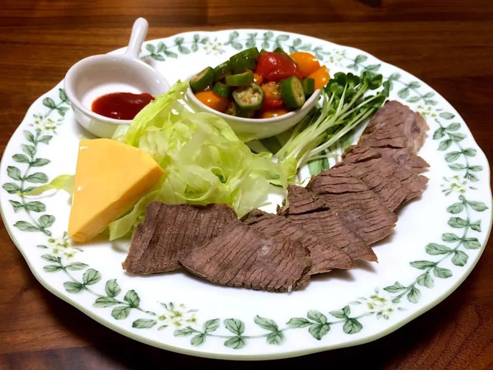 ビールで煮詰めて冷やした牛バラは🥩ビーフジャーキーだった😉サラダ🥗  オクラとトマト黒酢炒め添え🍅|ぱぴこ家さん