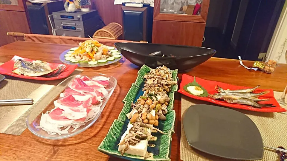 #晩酌セット #金華豚生ハム #ムール貝の白ワイン煮 #納豆&舞茸シソ豆腐 #豚シャブサラダ|Jay20170327さん