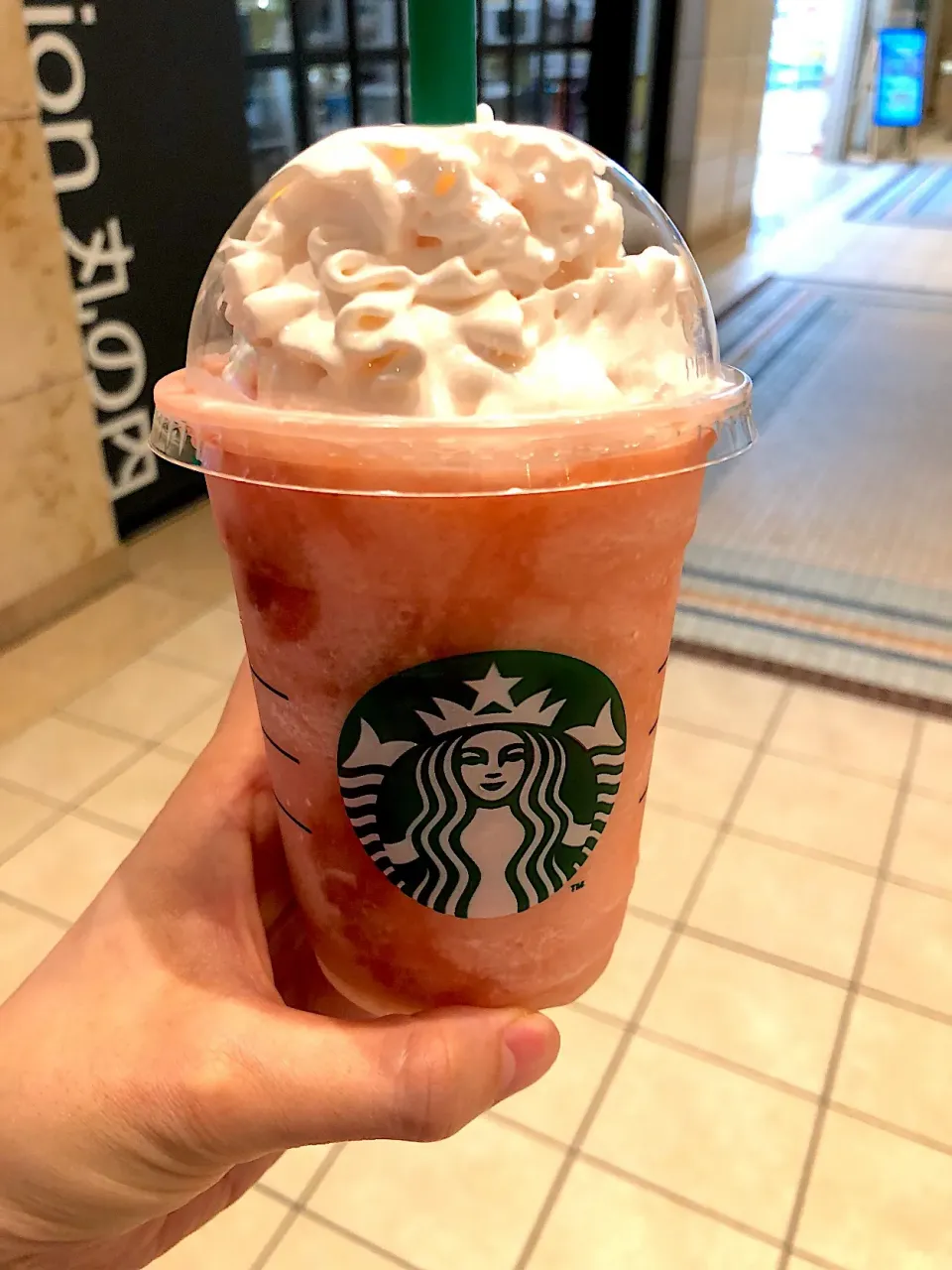 Snapdishの料理写真:ピーチピンクフルーツフラペチーノ🍑|Sakikoさん