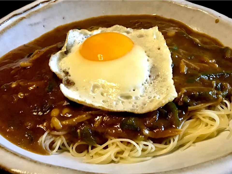 ビーフカレー リメイクの 野菜カレーカッペリーニ #ピーマン  #エノキ茸 #麺好き男のランチ|mottomoさん