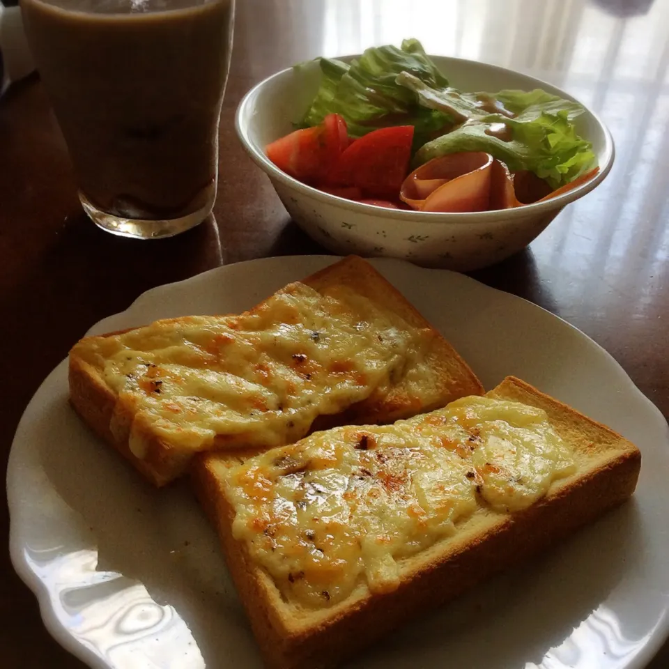 Snapdishの料理写真:実家にて チーズトースト & ハムサラダ 2018.7.15|キラ姫さん