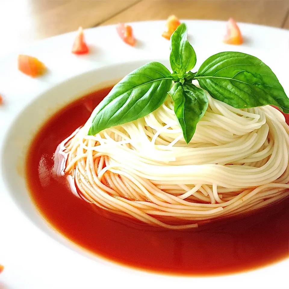 Snapdishの料理写真:麺つゆとトマトジュースで簡単トマト素麺🍅|みずほさん