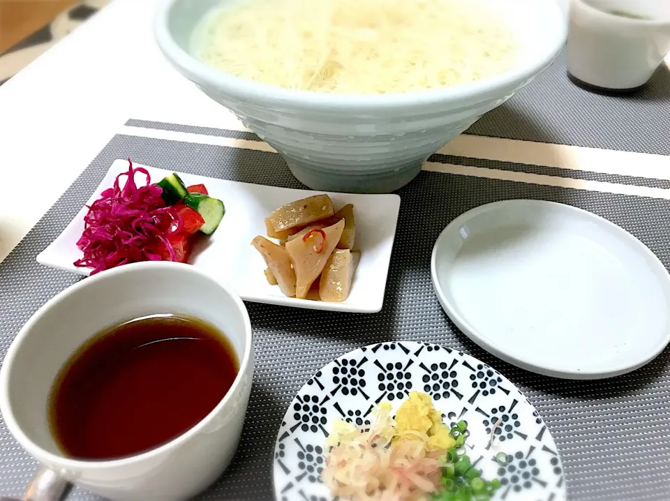 暑い日には素麺！副菜は、サラダとピリ辛こんにゃくです。|yukiさん