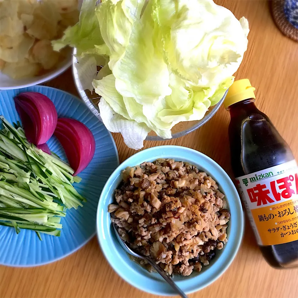 Snapdishの料理写真:味ぽんで炒めたひき肉と野菜のそぼろ レタスで巻いてさっぱりいただきます|むぎこさん