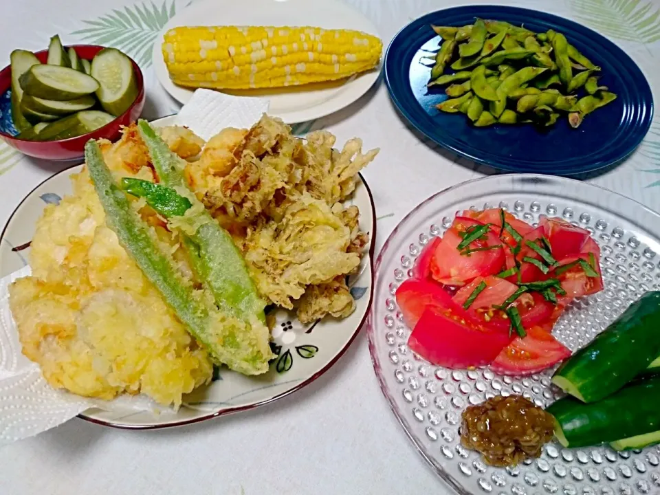 ☆今日の晩ごはん☆  鶏天と舞茸天ぷら  焼き枝豆  トマトときゅうり  きゅうりの漬物  パパの大好きなとうもろこし|hamamaさん