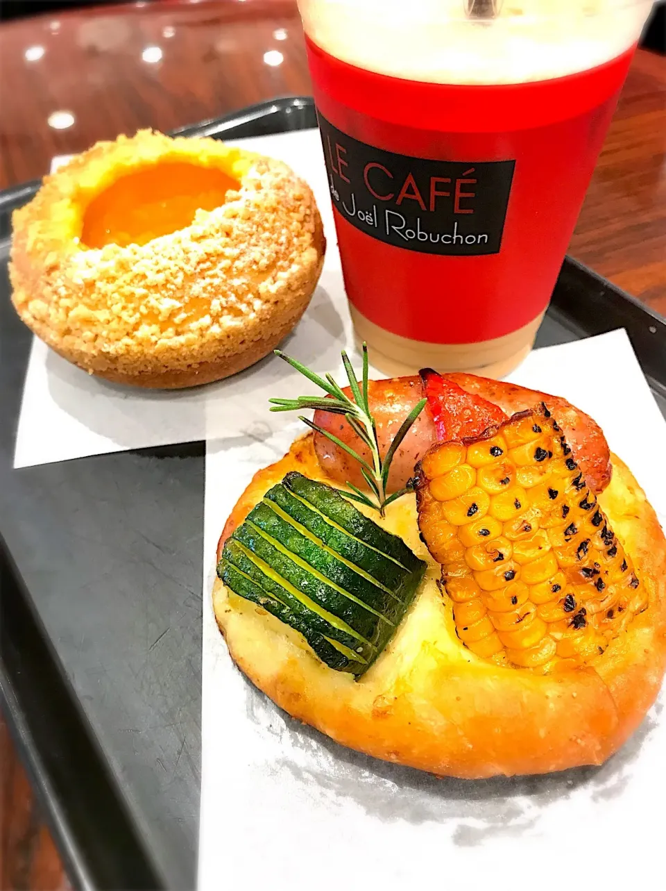 【LE PAIN de Joël Robuchon 】
マンゴークリームパン、トウモロコシと夏野菜のフォカッチャ、アイス カフェオレ|sayaさん