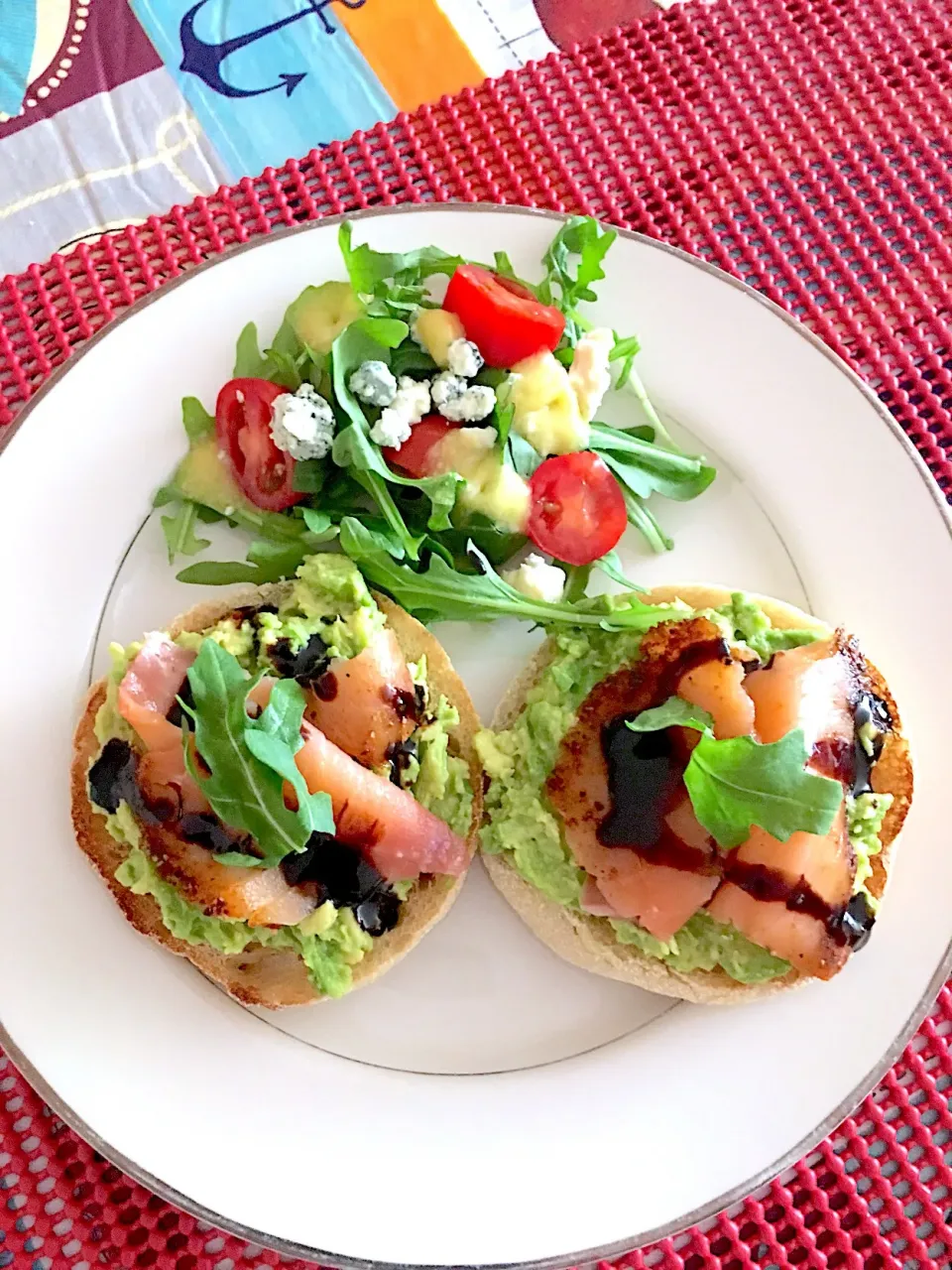 Avocado & smoked salmon toast with arugula gorgonzola salad  #avocadotoast  #smokedsalmon #arugulasalad|🌺IAnneさん