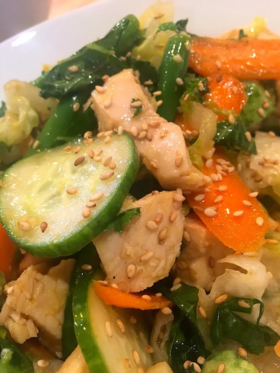 My favorite... and now my husband’s: Asian chicken salad. Romain, kale, blanched green beans, cucumber, carrots with sesame soy dressing, chicken and wasabi pea|emilyDeSantoさん