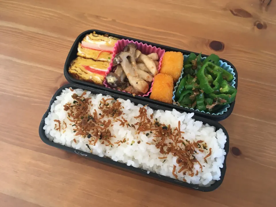 Snapdishの料理写真:しめじソテーと無限ピーマンでヘルシー満腹弁当|Emi Mikadoさん