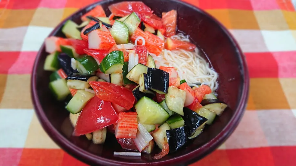 Snapdishの料理写真:夏野菜の冷やし鶏だしそうめん|よっしー(=^ェ^=)さん