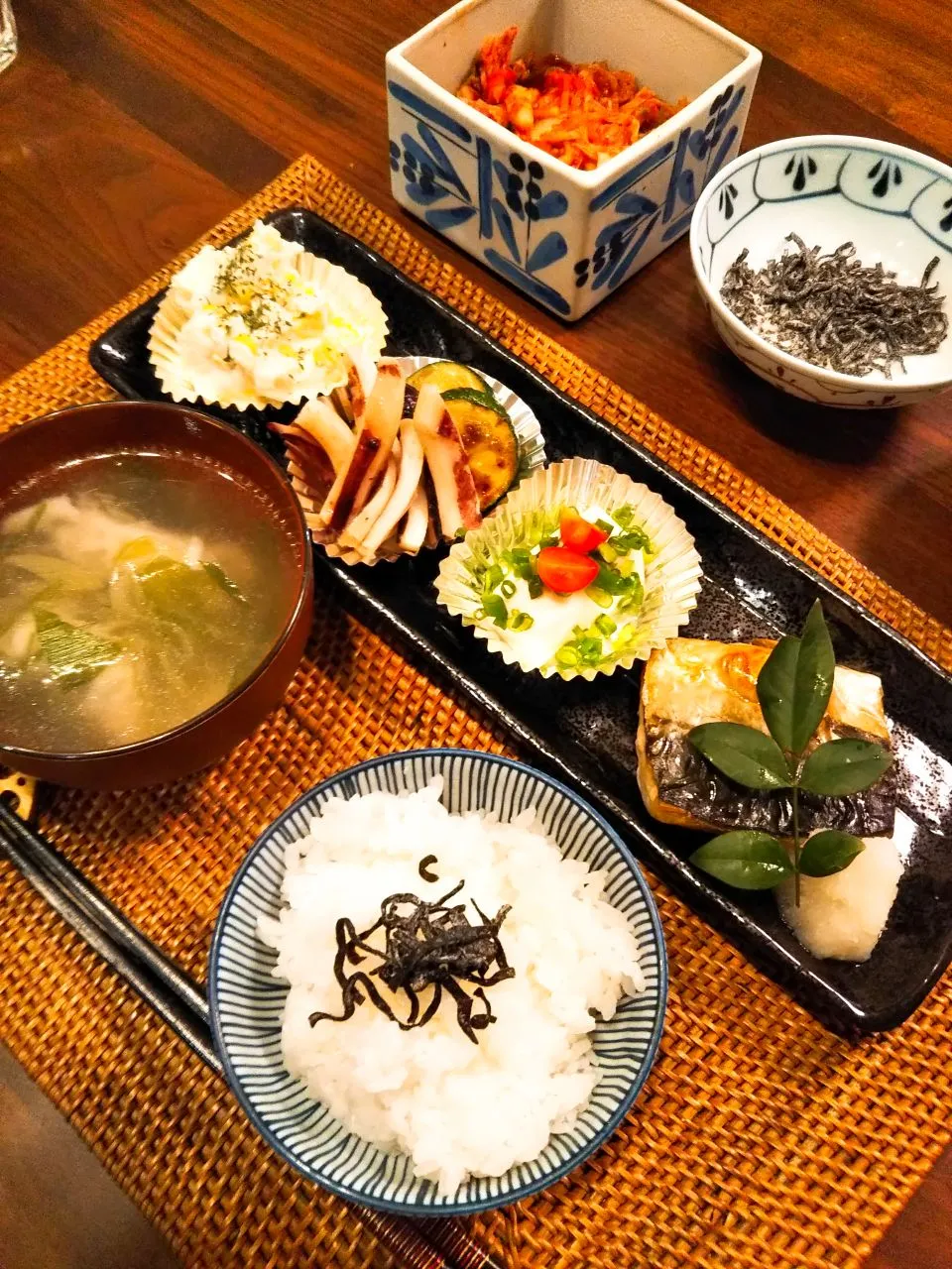 夜ご飯
ポテトサラダ
イカ、なす、ズッキーニのポン酢和え
冷奴、焼き鯖
餃子スープ|omuさん