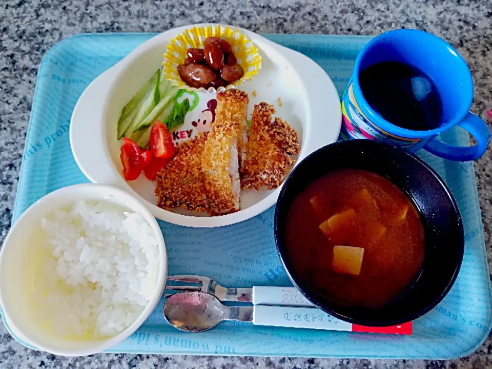 息子ランチ
・チダイのフライ
・金時煮豆
・トマトときゅうり
・味噌汁|あぁちゃんさん