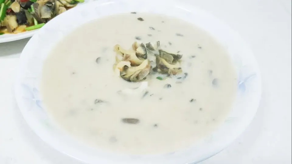 mushroom cream soup with sea snails|steven z.y.さん