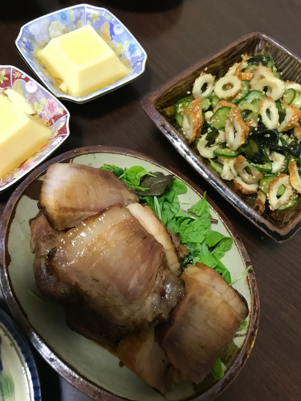 7月23日晩ご飯。いただいたチャーシュー、きゅうり酢、たまご豆腐、玉ねぎスープ。|あやさん