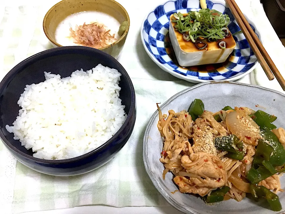 Snapdishの料理写真:豚肉ときのこと野菜のピリ辛炒め、冷奴、とろろごはん。何と言っても、この前の陶芸で作った青い器💞あー写真うまくとれんかった…笑|KKOさん