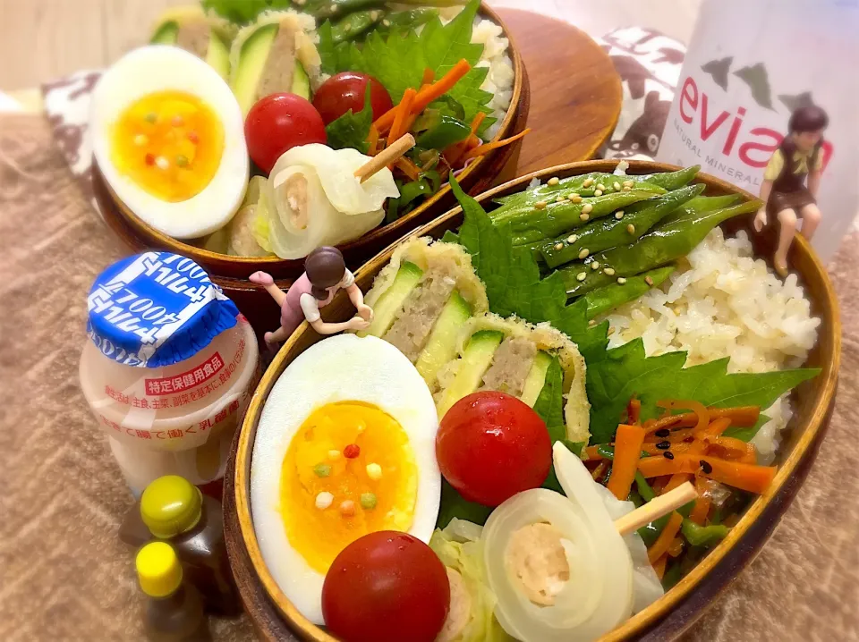 ズッキーニの挟み揚げ&インゲンのバター醤油炒め&カクテルソーセージのキャベツ巻き&人参🥕とピーマンのきんぴら&茹で玉子&大葉&プチトマト🍅の夫婦お弁当♪

 #弁当  #フチ子 #朝上げ忘れとった|桃実さん