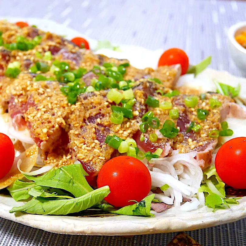 みったんさんの料理 カツオたたきのビールにも合う❤︎白いご飯にも合う❤︎胡麻酢薬味和え〜新玉たっぷり敷いてね♡|Mayさん