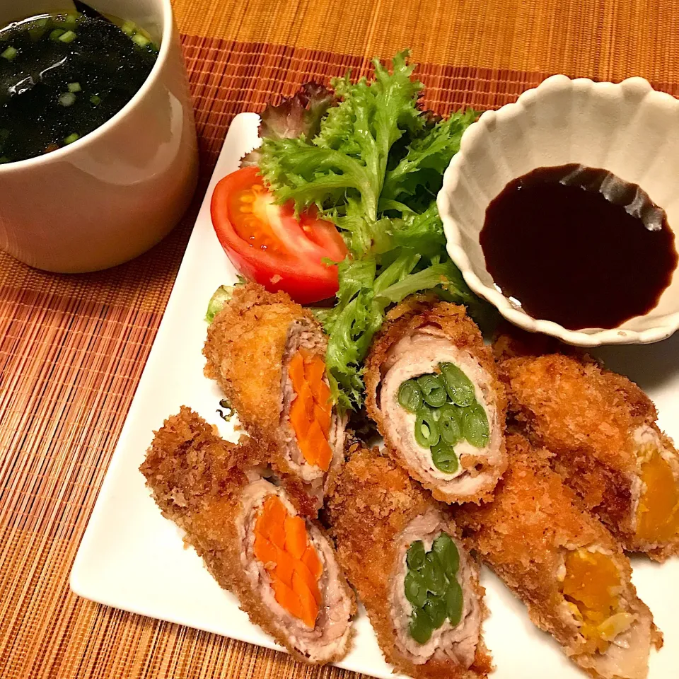 野菜の肉巻き♡わかめスープ♡|まゆかさん