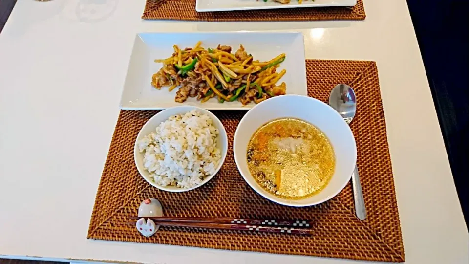 Snapdishの料理写真:今日の夕食 青椒肉絲、麦ご飯、冷凍餃子の塩麹スープ|pinknari🐰🌈さん