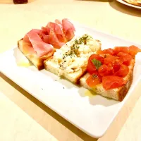 Snapdishの料理写真:三色ブルスケッタ|Kotackyさん