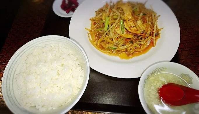 Snapdishの料理写真:鶏野菜ピリ辛炒め定食 ¥650|Blue Moon Caféさん