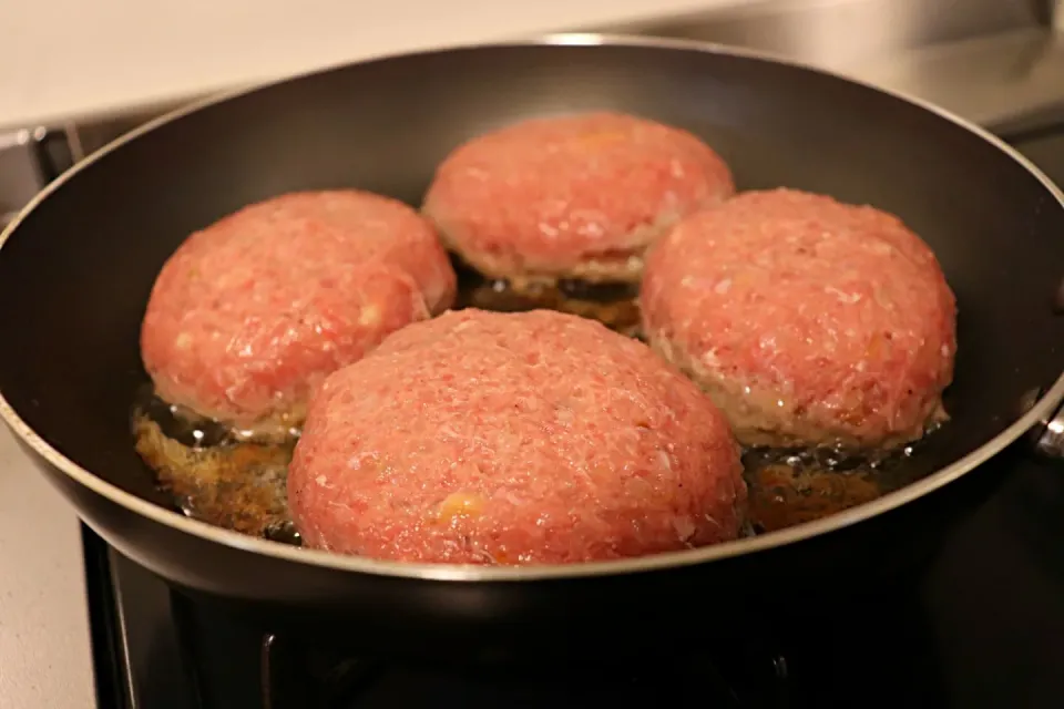 ハンバーグ焼き中🍳|きみぷさん