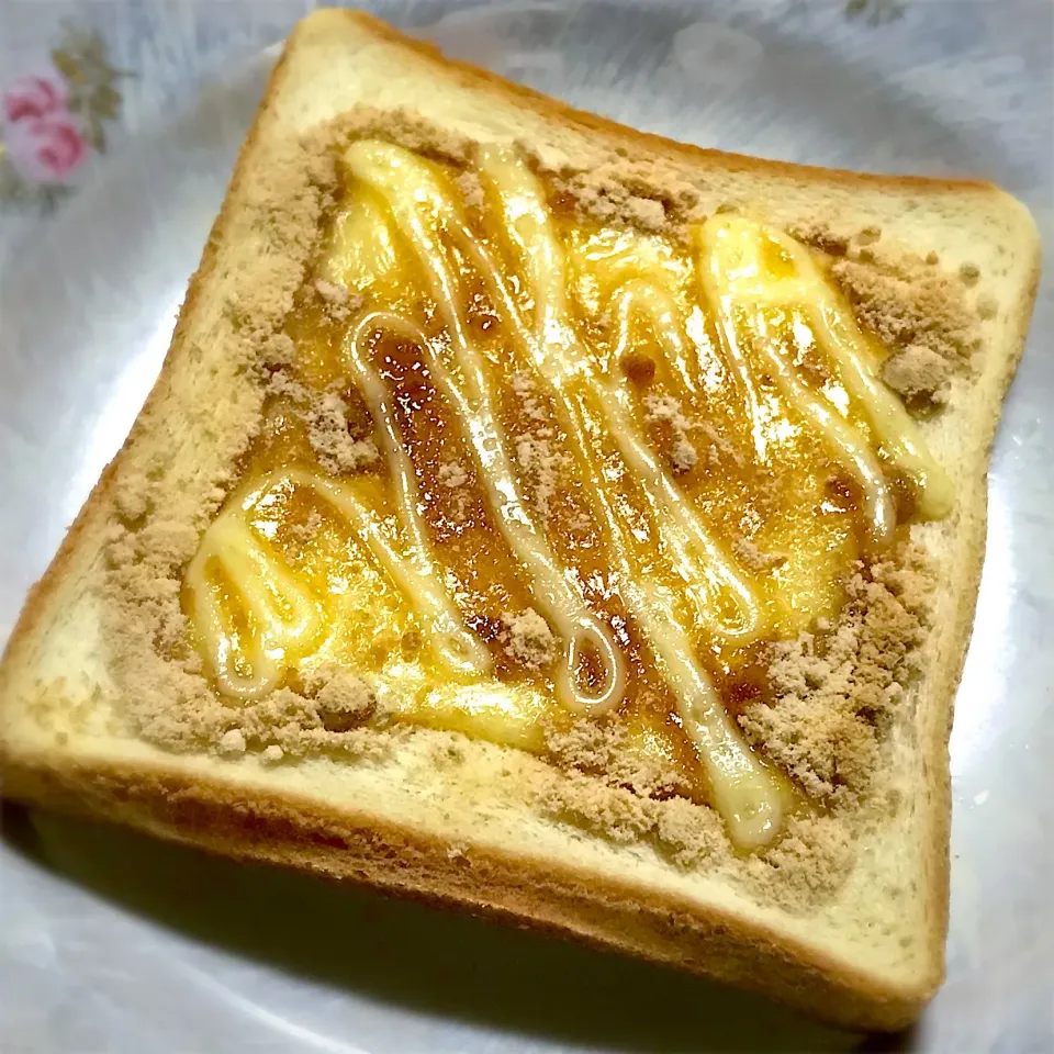 今夜は、食パンにとろけるスライスチーズを乗せ、更に石垣島のお砂糖とマヨネーズをかけて、「悪魔のトースト👿」を頂きます✨💫⭐️|ギムレットさん