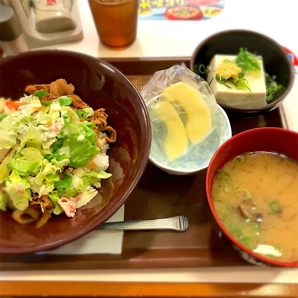 シザーサラダ牛丼の健康セットしじみ汁。|米さん