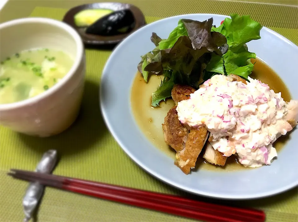 チキン南蛮、たまごスープ、水茄子の漬物。タルタルソースには紫キャベツの酢漬けを入れました。|yukiさん