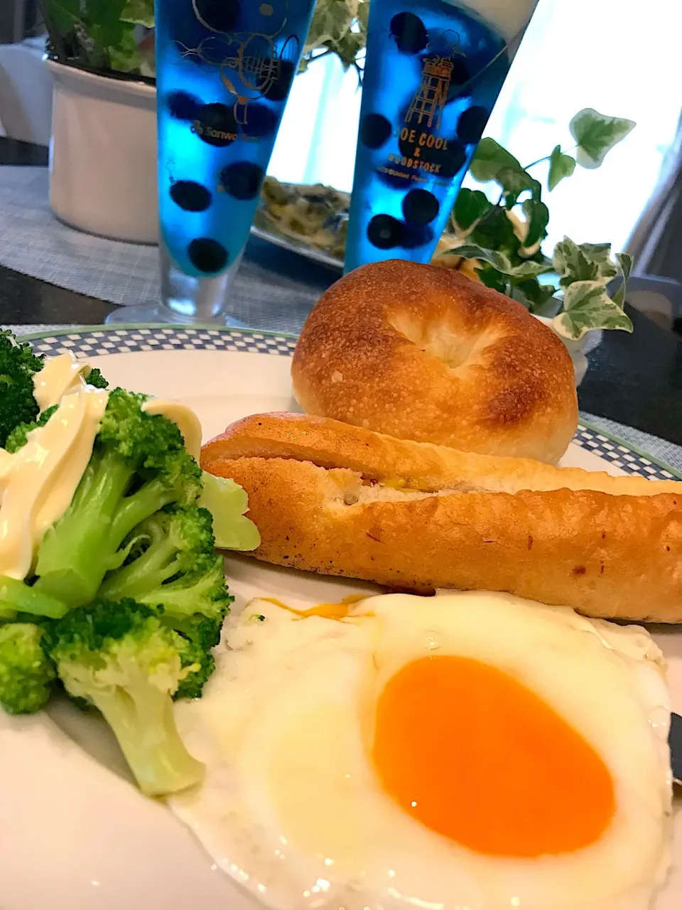 トロトロ目玉焼きの朝ごパン🍳|シュトママさん