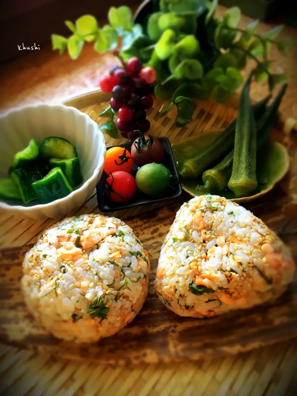 #朝ごはん

やっとのんびりな朝は、地味〜な #おむすび 🍙
 #白だし で漬けたキューリ最高♬|KOZUEさん