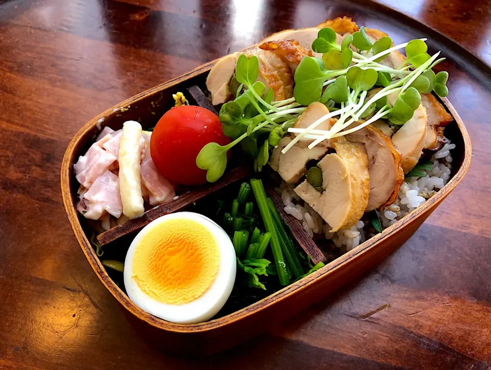 本日もお弁当🍱チキンアスパラロール🥓マカロニサラダ🥗お豆の酢の物🍲カイワレ大根🥗プチトマト🍅 #息子弁当  #わっぱ弁当  #チキン  #まめ  #カイワレ大根  #プチトマト🍅  #まきまきチキン  #まきまき  #ゆで卵  #札幌  #中島公園|Yukie  Toriseさん