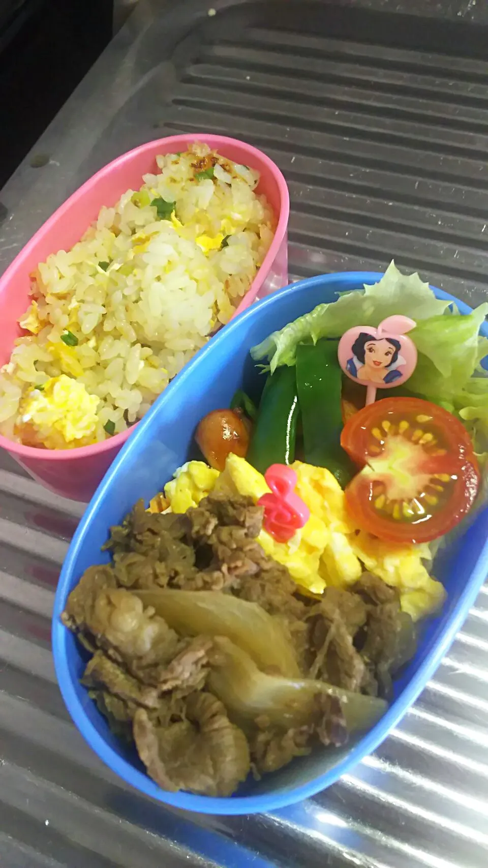 牛肉の煮込み
チーズオムレツ
ピーマンとウィンナーの炒め物
レタスとトマト
ネギ炒飯

 #中学生女子
 #お弁当 
 #女の子|やすこさん