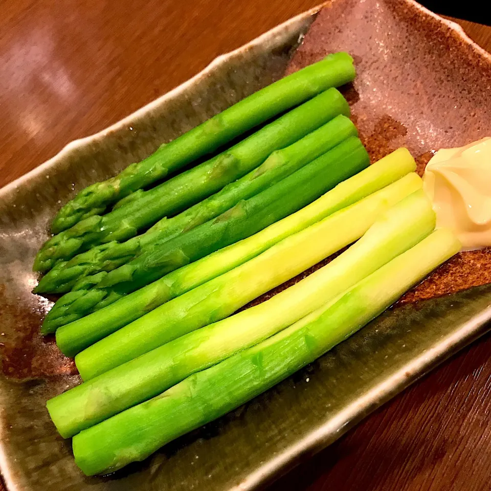 Snapdishの料理写真:ベジタリアンな聖水沐浴のお友達は、茹でアスパラガスどす。マヨネーズ付いてたけど使わずに塩で頂くのが芋聖水にはピッタリ😄|にゃあ（芸名）さん