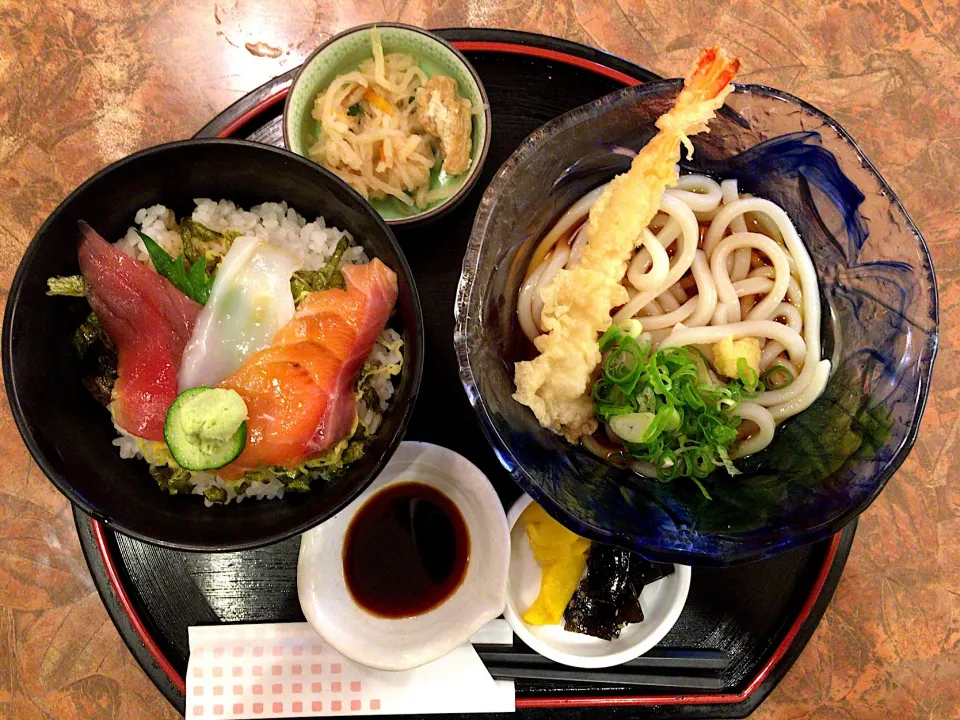 Snapdishの料理写真:おすすめ定食(海鮮丼と冷やし天ぷらうどん)|ばーさんさん