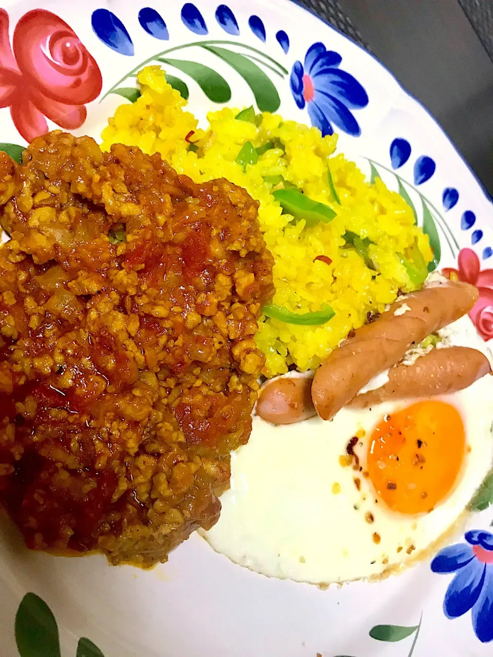 今日の朝ごはんはです。旦那はやはりパン私は残り物でカレーとターメリック。ターメリックライスにはニンニクとピーマンと鷹の爪をお入れました。
残り物だけど美味しい。|ナタママさん