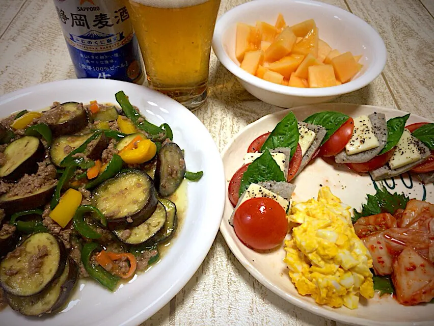 Snapdishの料理写真:今日の男飯(｡-_-｡)茄子の肉みそ炒め&今日のつまみ🎶&キンキンに冷えたメロン🎶|ひーちゃんさん