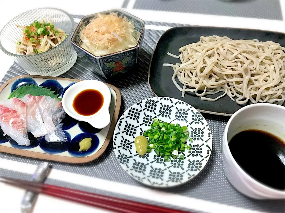 お蕎麦、玉ねぎと茗荷と鰹節の冷奴、冷しゃぶサラダ、真鯛の刺身。|yukiさん