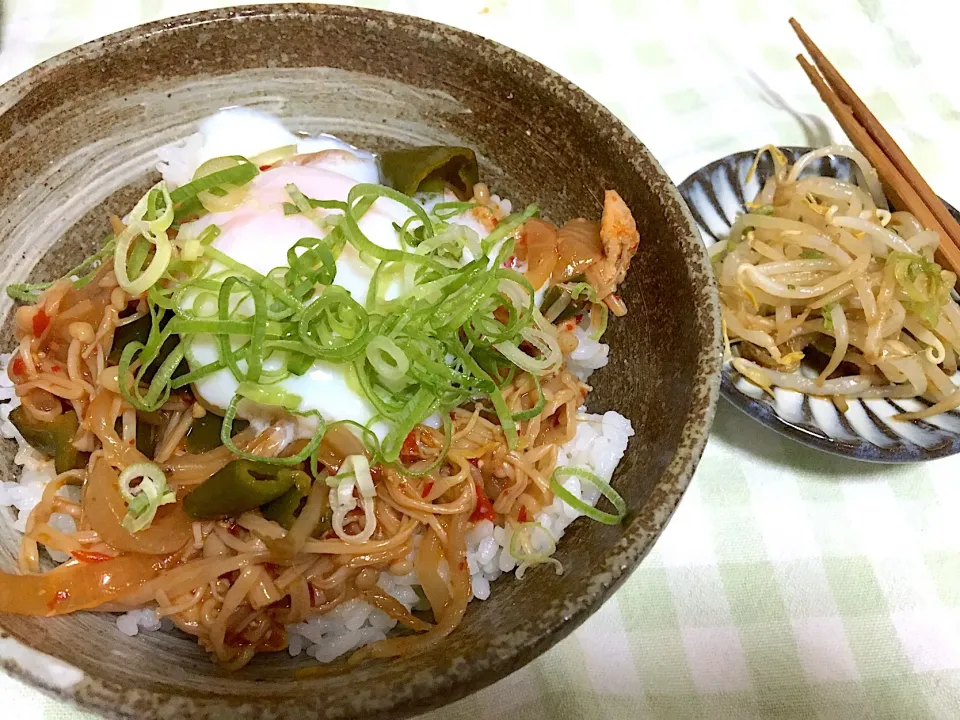 この前の豚肉と野菜ときのこのピリ辛炒めに温玉をトッピングしてどんぶり！✨そしてもやしとネギの醤油&酢のさっぱり和え！うまし…😂
夏を満喫するために、日々の生活は節約志向に！！節約しても丁寧で豊かな生活を目指す！！|KKOさん