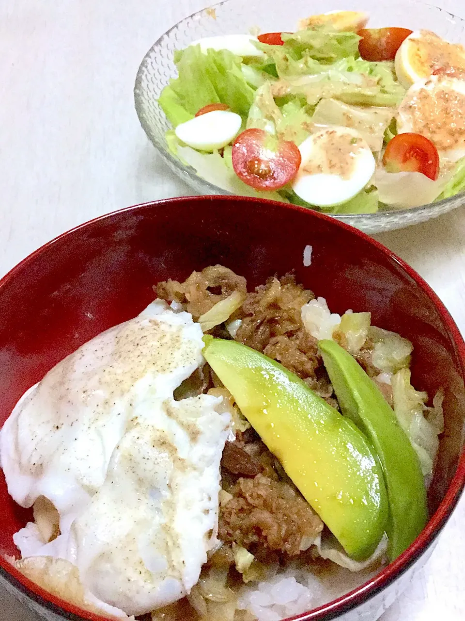 スタミナをつけるため！アボカド焼き肉丼、サラダ|Ayaさん