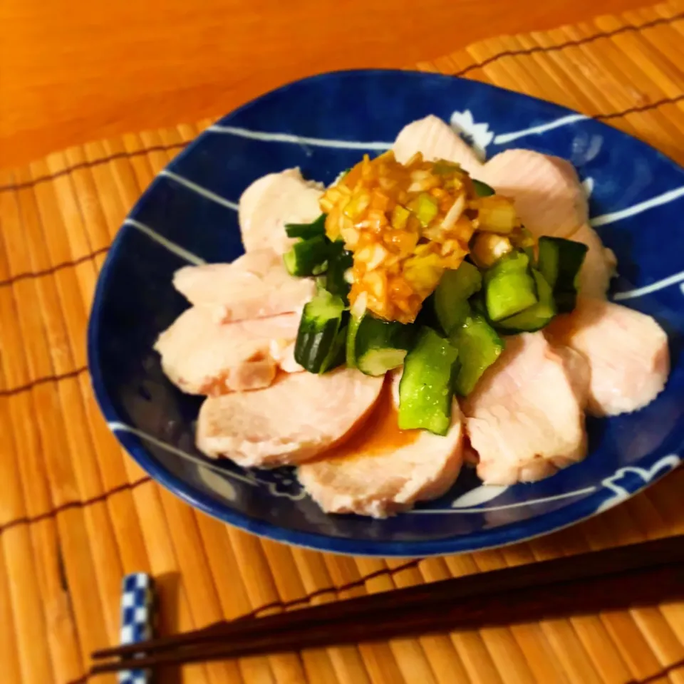 蒸し鶏とかち割りきゅうりの香味だれがけ|もなかさん