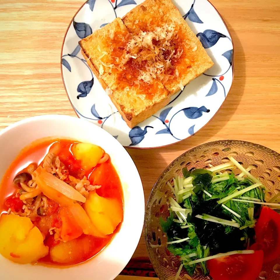 Snapdishの料理写真:トマト肉じゃが／わかめと水菜のわさび醤油和え／厚揚げ|ゆうこさん