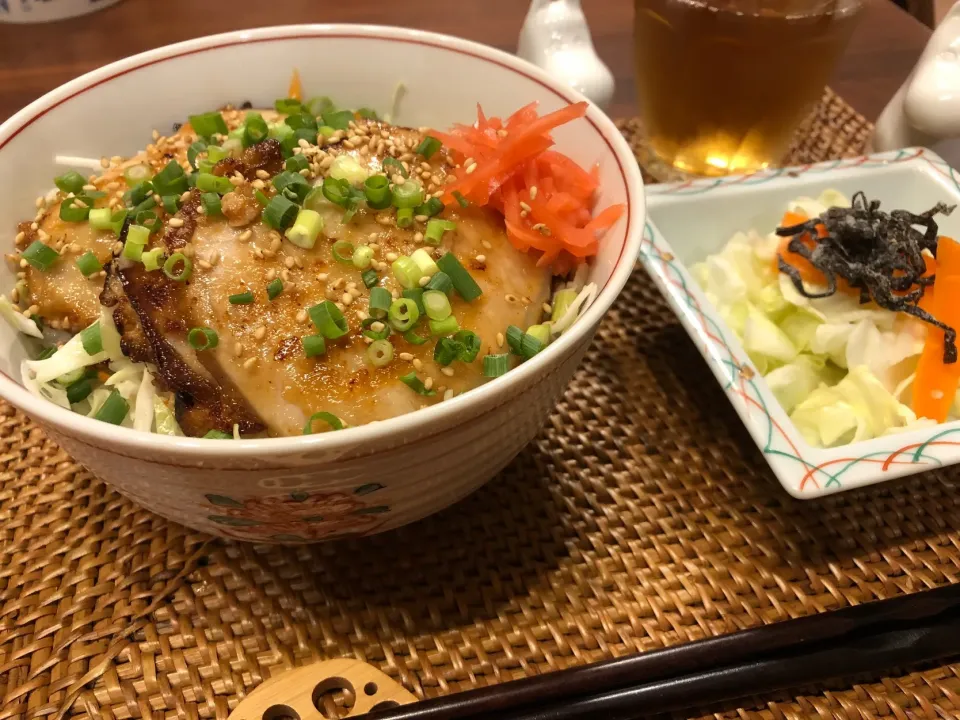 生姜焼き丼⭐︎豚ロース焼いてどんぶりにど〜ん！味が薄い時には岩塩ふって調整|ねぎぼうずさん