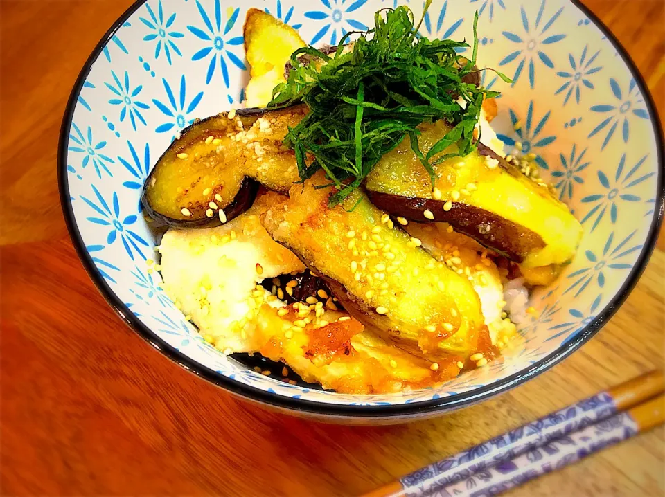 Snapdishの料理写真:ikuraさんの料理 茄子と鶏肉の味ぽん炒めを丼で…🍚|ちまさん