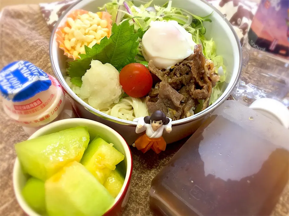 ぶっかけサラダ🥗稲庭うどん(甘辛豚肉煮・レタス・赤玉ねぎ・カイワレ・きゅうり🥒・大根おろし・温泉玉子・大葉・プチトマト🍅・揚げ玉)&メロン🍈のワタシお弁当♪

 #弁当  #フチ子 #ダーリン職場ご飯#しかも明日も|桃実さん