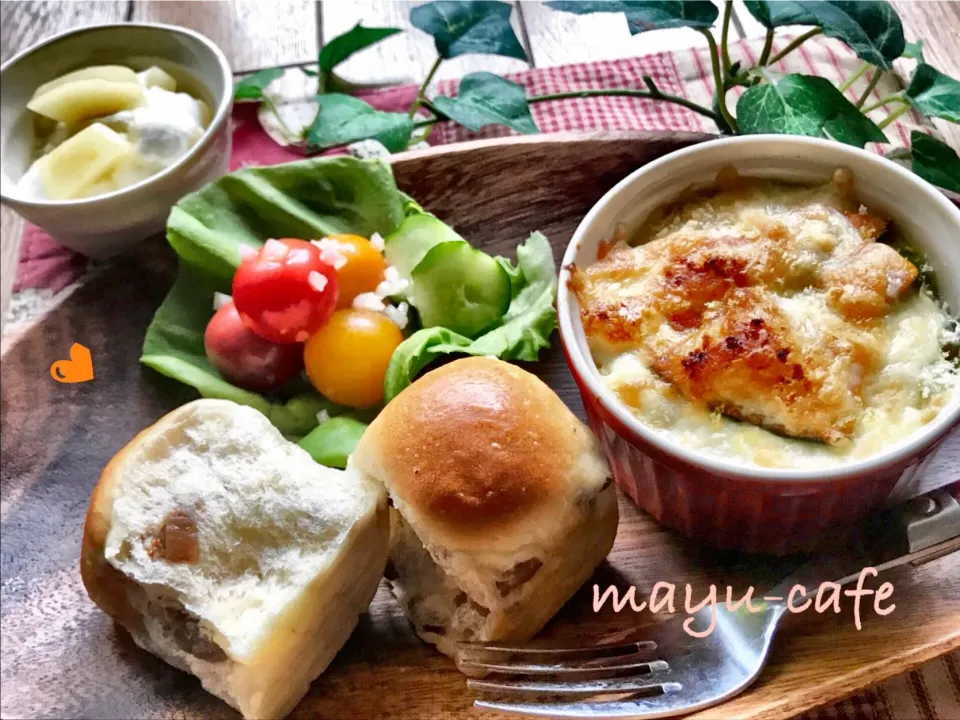 娘の朝ごはん💕昨夜焼いたくるみといちぢくのちぎりパン・お野菜たっぷりグラタン・トマトのマリネ・バナナとキウイのヨーグルト🍀|まゆさん