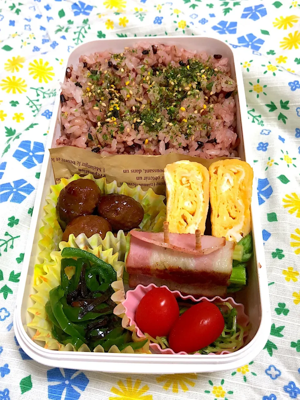 Snapdishの料理写真:7.26☆旦那弁当
ミートボール
卵焼き
アスパラのベーコン巻き
ピーマンきんぴら
豆苗のおひたし|のん∞さん