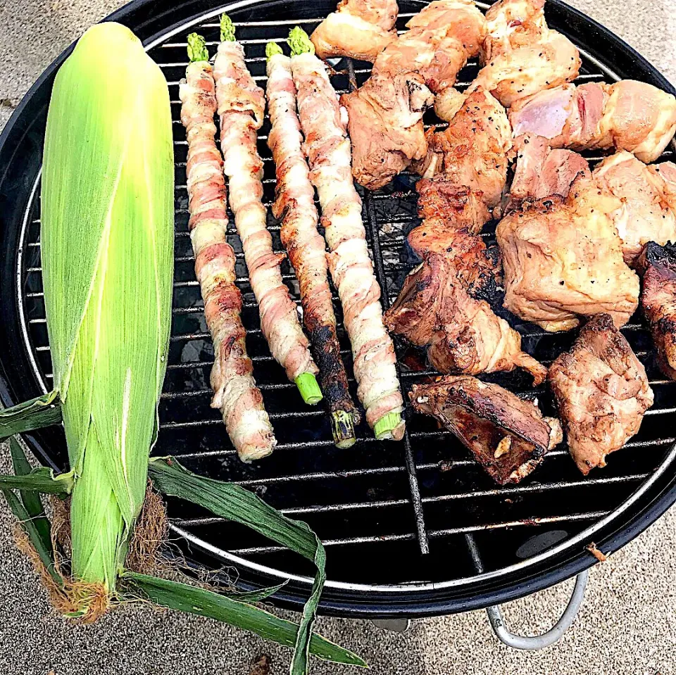 海でBBQ、蒸し焼きとうもろこし、アスパラの豚バラ巻き、豚スペアリブ|🌺🌺Foodie🌺🌺さん