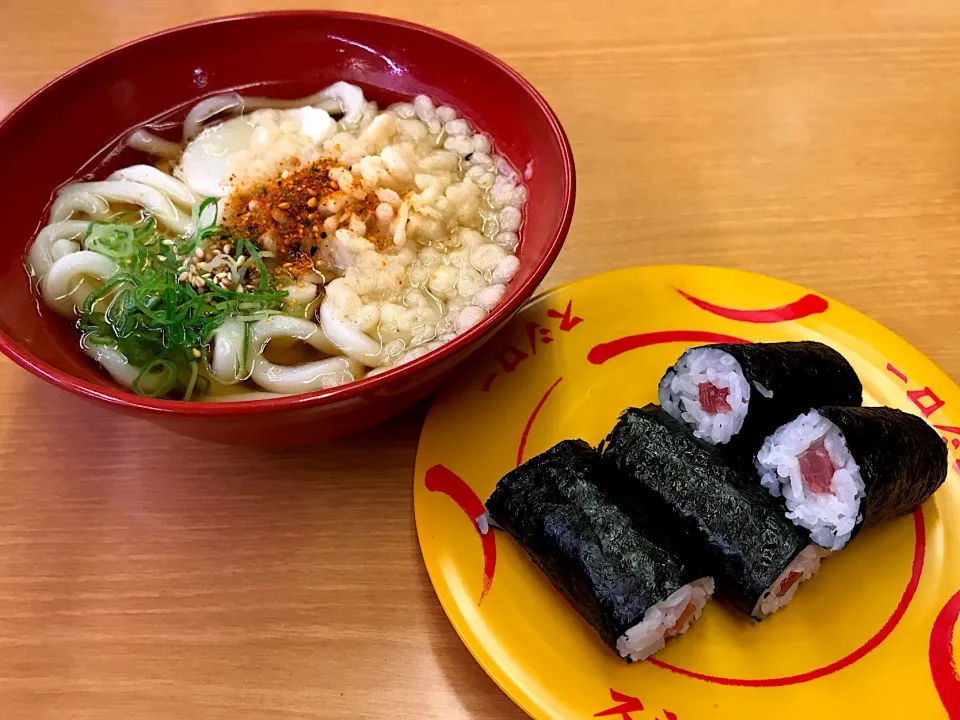 実は二日続けてぐるぐる回る衛生的なお寿司屋さん🍣訪問昨日の夕飯も廻る寿司だってお客さんに言ったのに〜🤣仕方ないのでいきなり締めの鉄火巻き100円と格安うどん130円…でも糖質制御出来てないな|にゃあ（芸名）さん